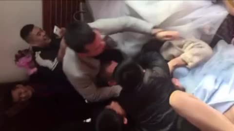 网络热搜恶搞伴娘，伴娘因长着一对美乳被一群色狼围攻直接伸手揉奶子 PU5