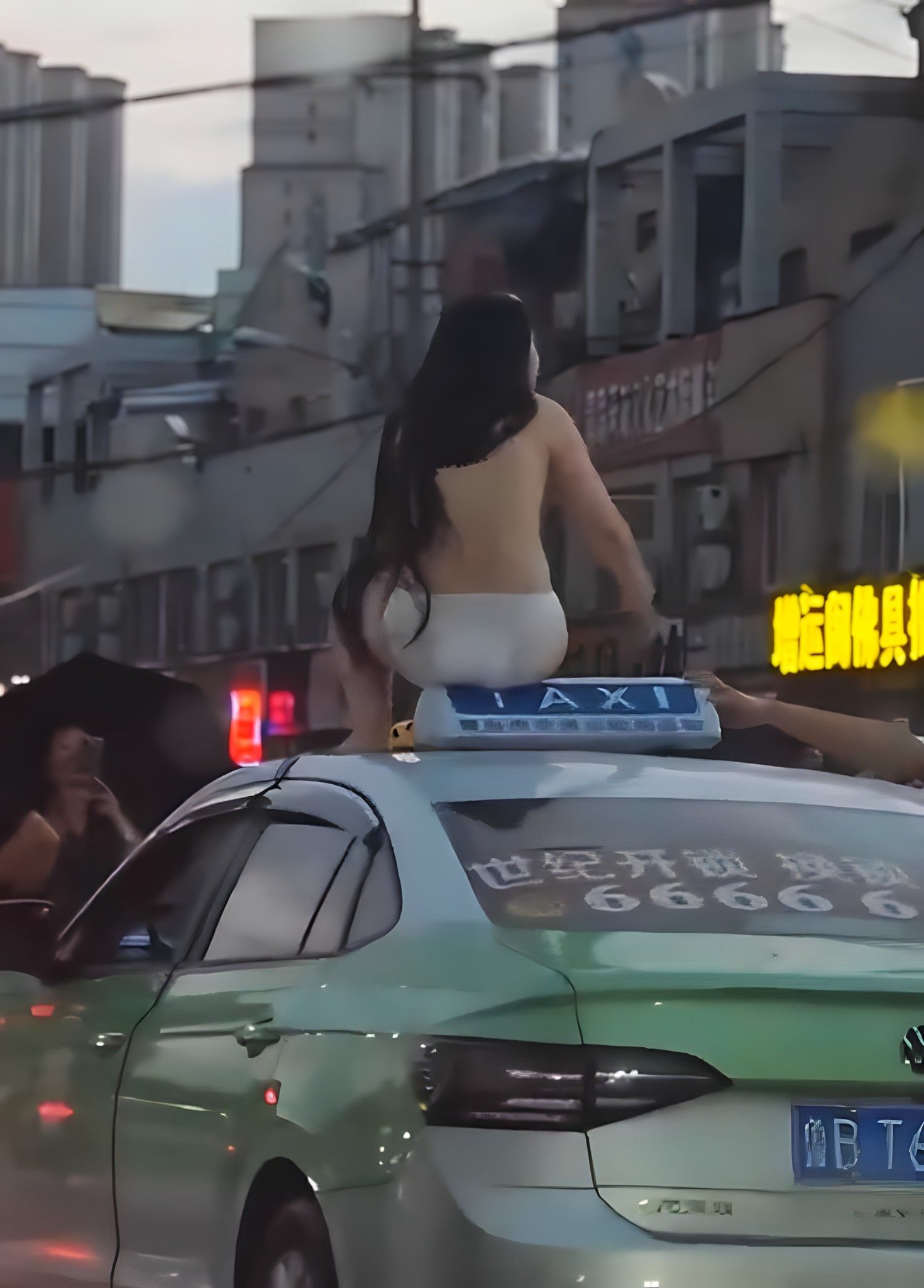 门事件 裸女爬车跳舞引起民众拍摄 BXQ