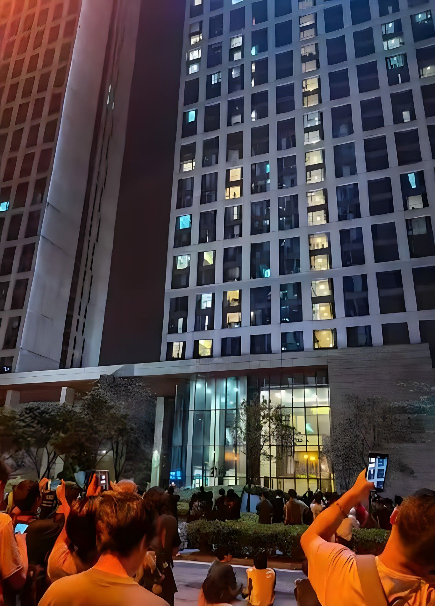 广州萤火虫漫展上 不拉窗帘在窗台前猛烈打桩 不雅一幕  吃瓜群众纷纷举起手机 记录狗男女激情一刻 ！ 9hk