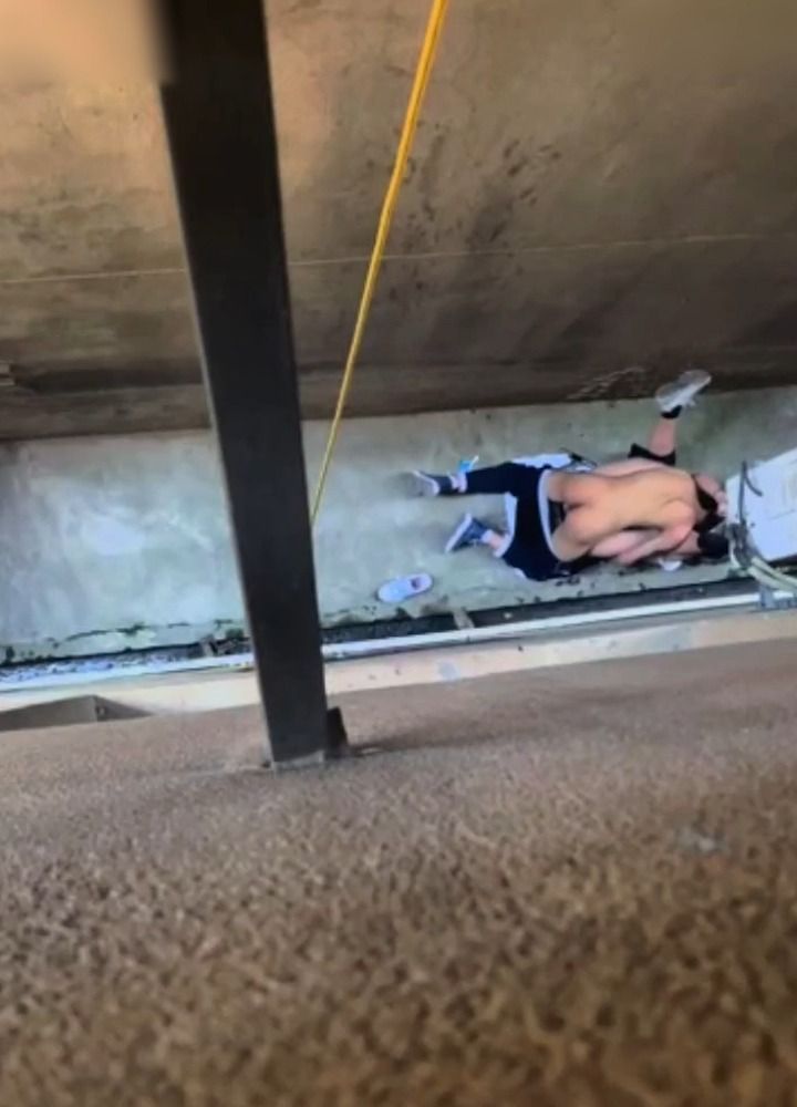 小春天来了 情侣光天化日巷子里干起来了 zbY