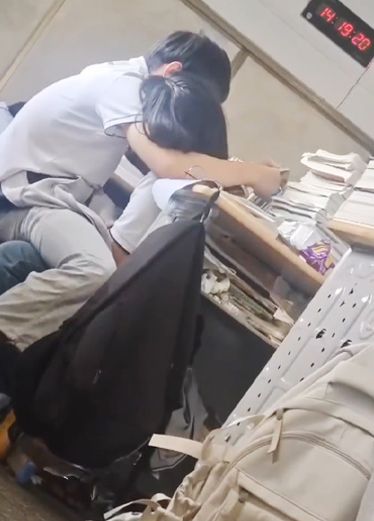 门事件 教室是用来学习的地方不是用来打飞机撸管的！ Wum